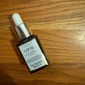 Sunday Riley U.F.O. Acne Treatment Face Oil - Silver and White